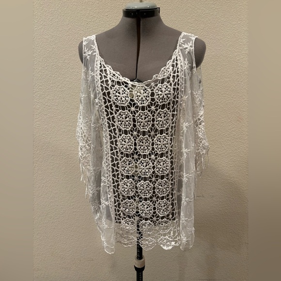 Mudd Tops - Women’s Mudd Lace top - Large.